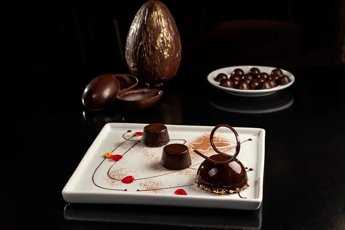Dacquoise de chocolate e caramelo 05 Pascoa Windsor Marapendi 2026 Alex Souto 696x464 1
