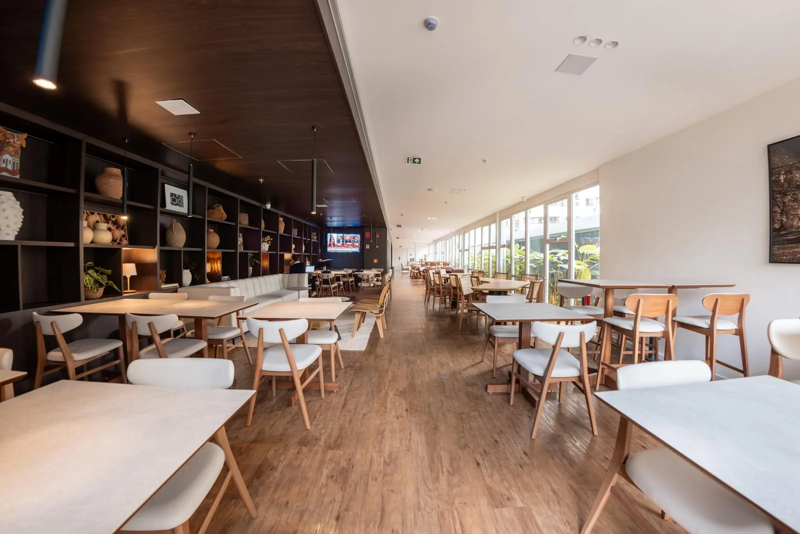 Novo perfil de viajante impulsiona investimentos no Radisson Rio de Janeiro Barra 10 Business Lounge do Radisson Rio de Janeiro Barra
