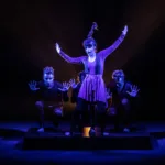 Atores do espetaculo infantil A Menina e a Arvore em cena sobre pequena plataforma, montagem do grupo Dobra em cartaz no Teatro Clara Nunes, na Gavea