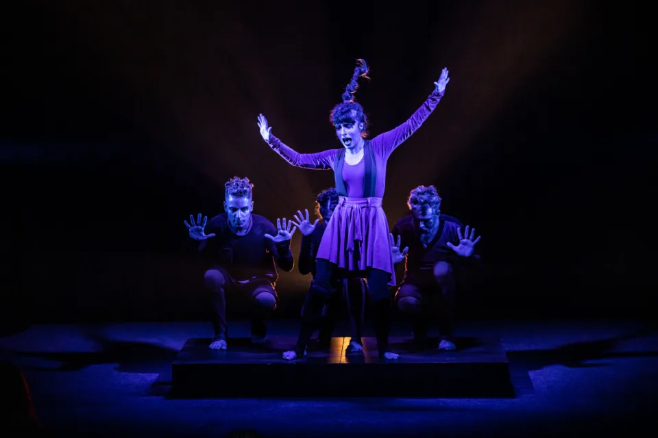 Atores do espetaculo infantil A Menina e a Arvore em cena sobre pequena plataforma, montagem do grupo Dobra em cartaz no Teatro Clara Nunes, na Gavea