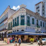 Vista do bairro do Catete, na Zona Sul do Rio de Janeiro, onde a Rua Tavares Bastos recebera um mural de mosaico sobre a historia da via