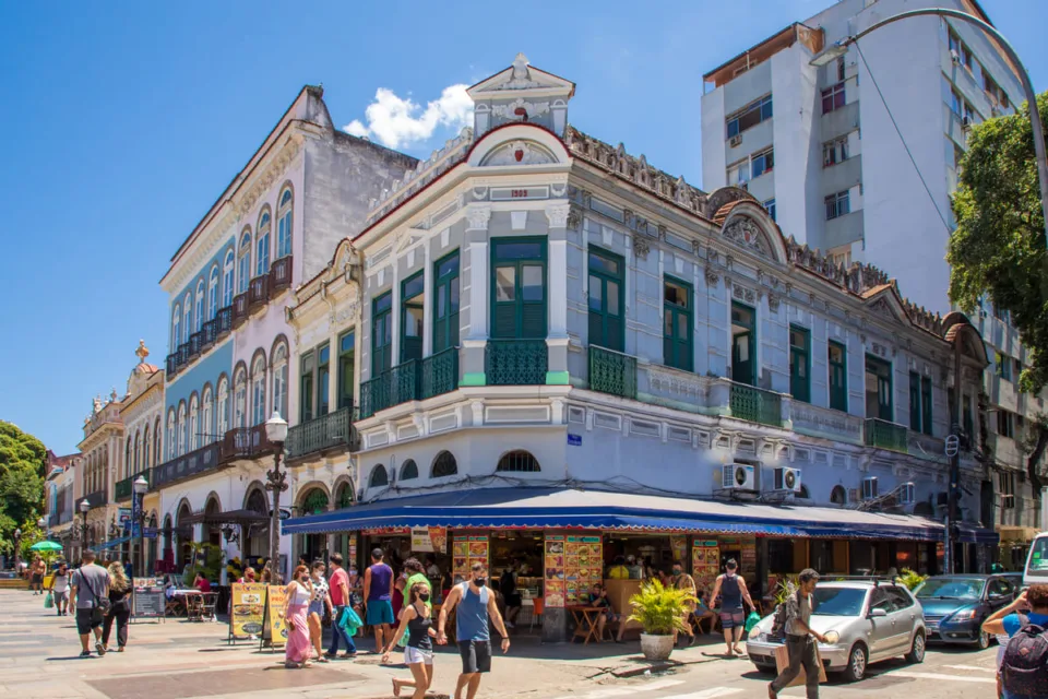 Vista do bairro do Catete, na Zona Sul do Rio de Janeiro, onde a Rua Tavares Bastos recebera um mural de mosaico sobre a historia da via