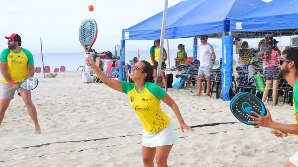 Atletas em quadra de areia durante etapa do Circuito Fairmont de Beach Tennis, competicao realizada na Arena ABTERJ, na Praia de Copacabana