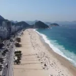 Vista da orla de Copacabana, reconhecida como Raia Olímpica da Cidade do Rio de Janeiro