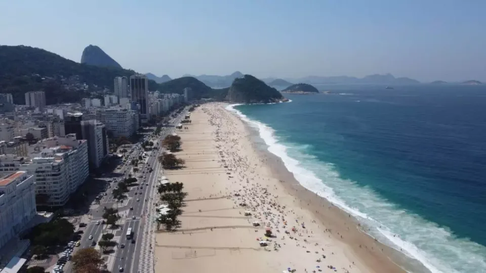 Vista da orla de Copacabana, reconhecida como Raia Olímpica da Cidade do Rio de Janeiro