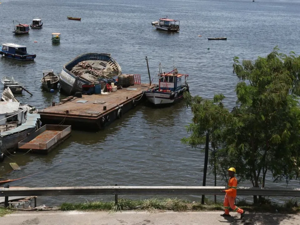 curso de carpintaria naval na ilha do fundao forma mestres e aposta no