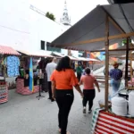 Barracas de feira de artesanato com pecas de artesaos, referencia ao edital Feiras Regionais de Artesanato RJ que vai levar feiras a 44 municipios fluminenses