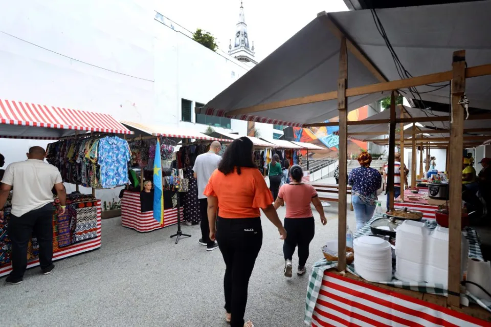 Barracas de feira de artesanato com pecas de artesaos, referencia ao edital Feiras Regionais de Artesanato RJ que vai levar feiras a 44 municipios fluminenses