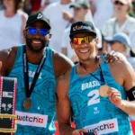 Dupla em acao durante partida do Circuito Mundial de volei de praia, referencia a etapa do Elite 16 disputada nas areias do Rio de Janeiro em 2026