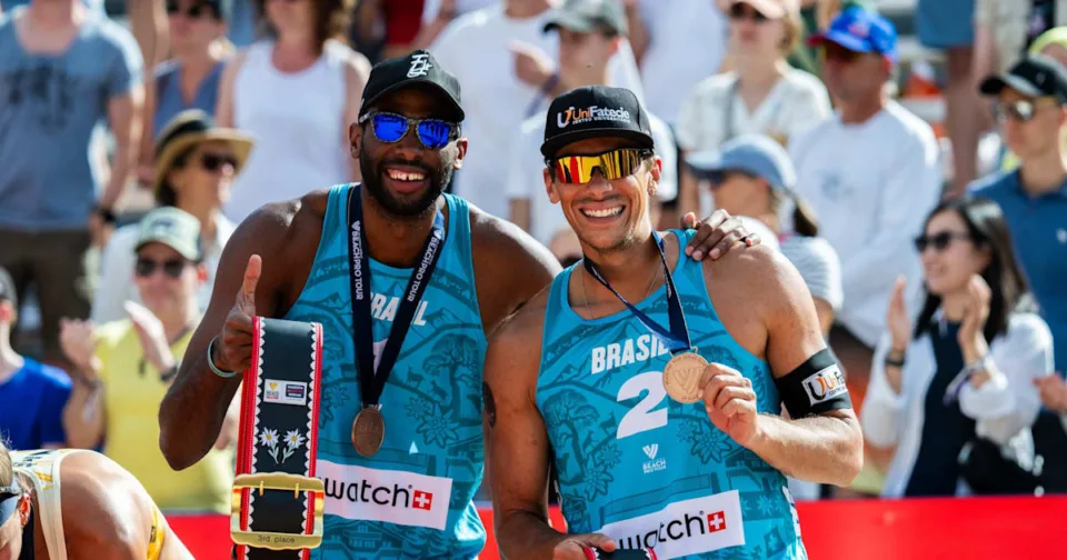 Dupla em acao durante partida do Circuito Mundial de volei de praia, referencia a etapa do Elite 16 disputada nas areias do Rio de Janeiro em 2026