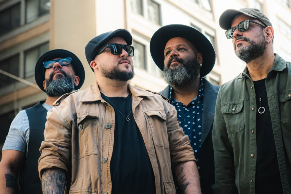 Integrantes da banda Mokambo, uma das atracoes da segunda edicao da festa Teto Preto no Stigmata Studio, no Arco do Teles, Centro do Rio de Janeiro
