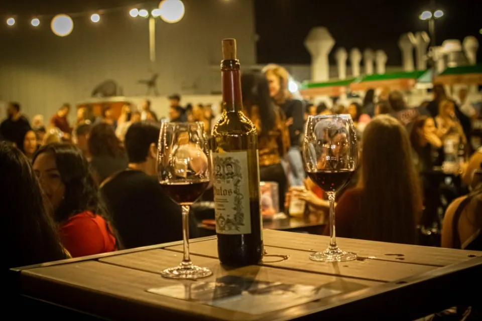 Tacas e garrafas de vinho no Festival de Vinhos do Ilha Plaza, realizado no Terraco Ilha, na Ilha do Governador, Rio de Janeiro