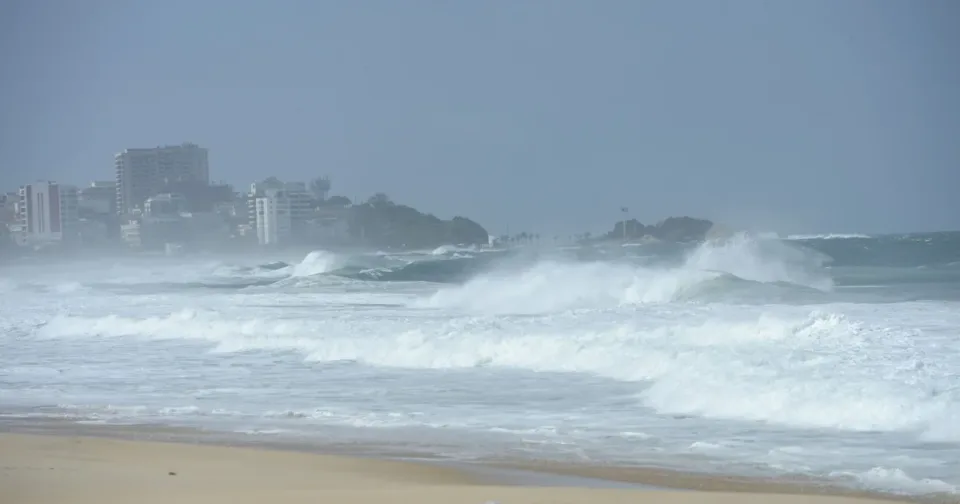 frente fria traz ressaca de ate 3 metros ao litoral do rio nesta segun