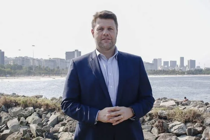 gustavo tutuca lanca livro sobre sua trajetoria e a retomada do turism