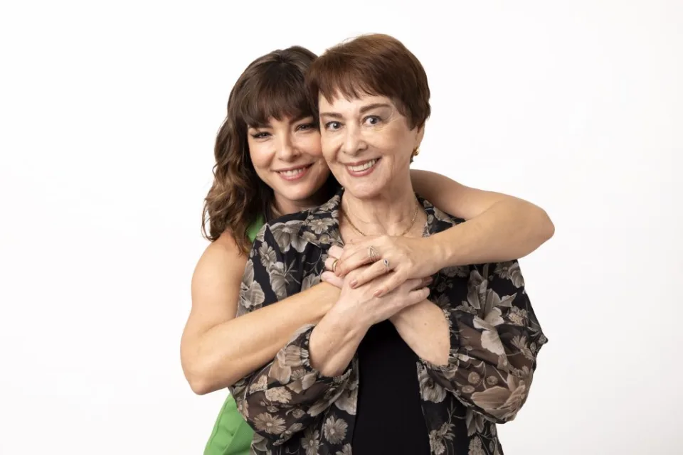nivea maria e regiane alves seguem em cartaz com querida mamae no teat