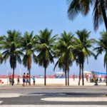 Orla de Copacabana, no Rio de Janeiro, com quiosques e movimento de banhistas no calçadão