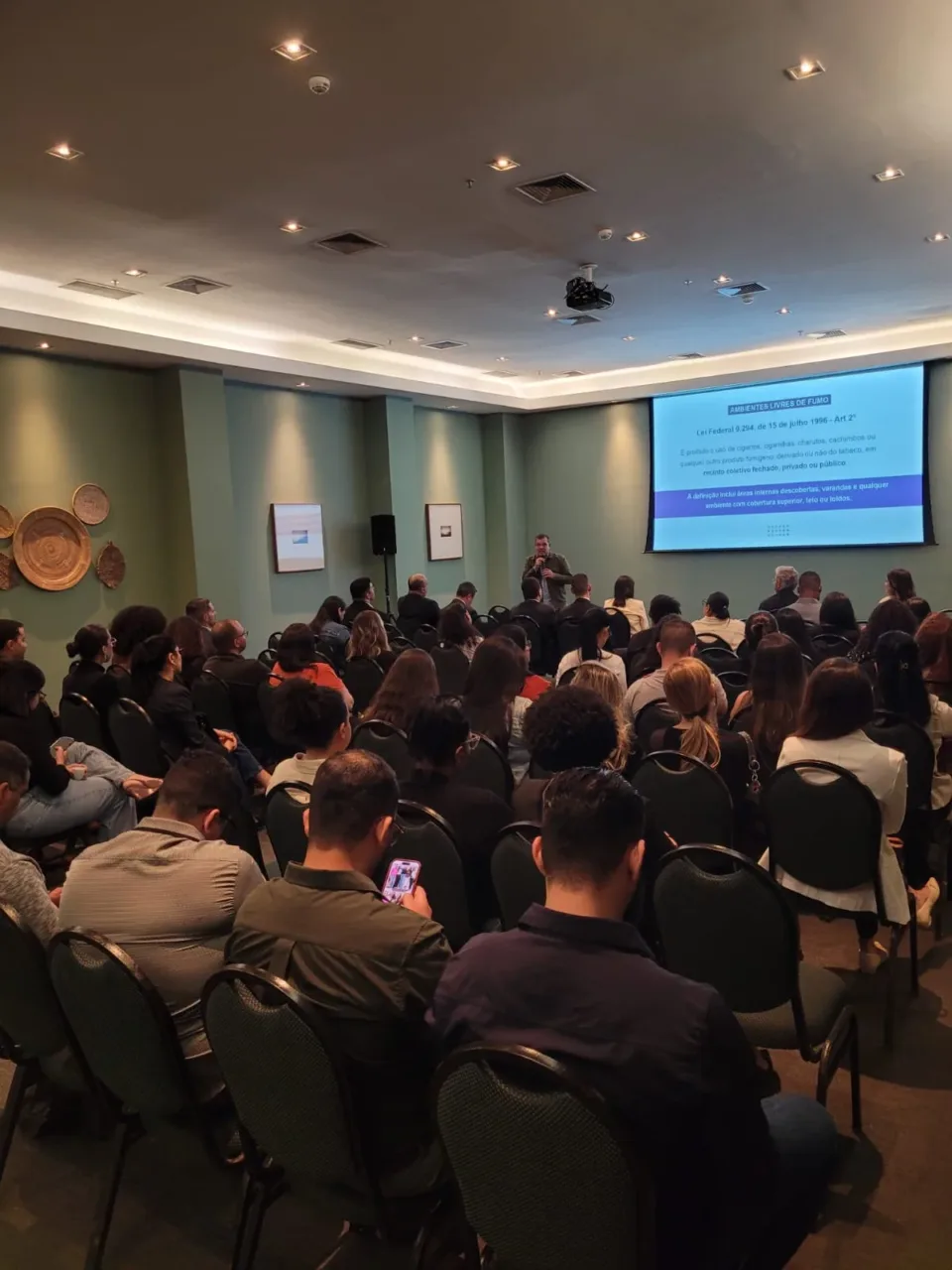palestra do hoteisrio debate cuidados sanitarios e uso do desfibrilado