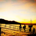 Turistas observam o entardecer em pier no litoral, imagem de divulgacao da Rota das Praias SP-Rio, roteiro que integra 15 destinos entre Sao Paulo e Rio de Janeiro