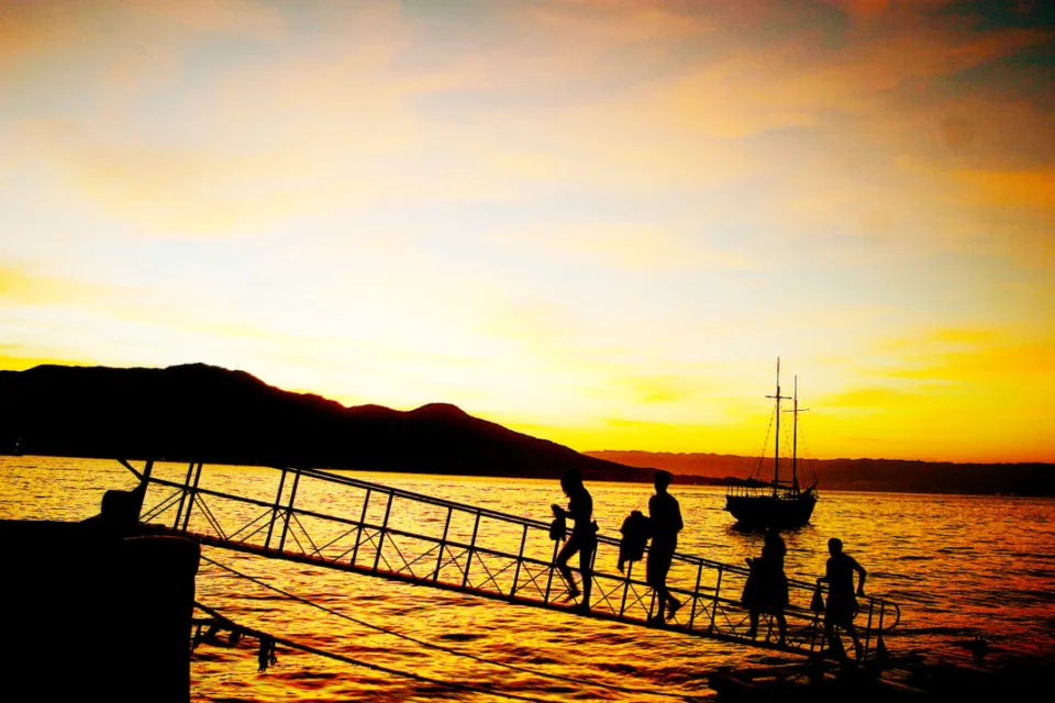 Turistas observam o entardecer em pier no litoral, imagem de divulgacao da Rota das Praias SP-Rio, roteiro que integra 15 destinos entre Sao Paulo e Rio de Janeiro