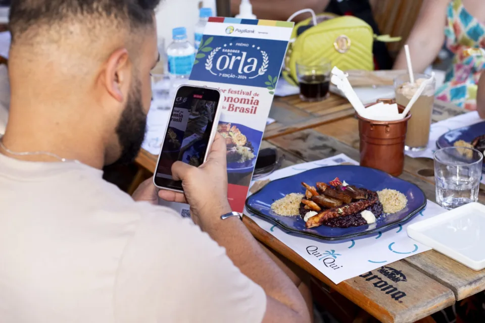 Prato servido em quiosque da orla durante o festival Sabores da Orla, nas praias do Rio de Janeiro