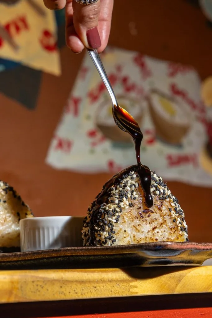 satay cria festival de onigiri e transforma clientes em curadores do c