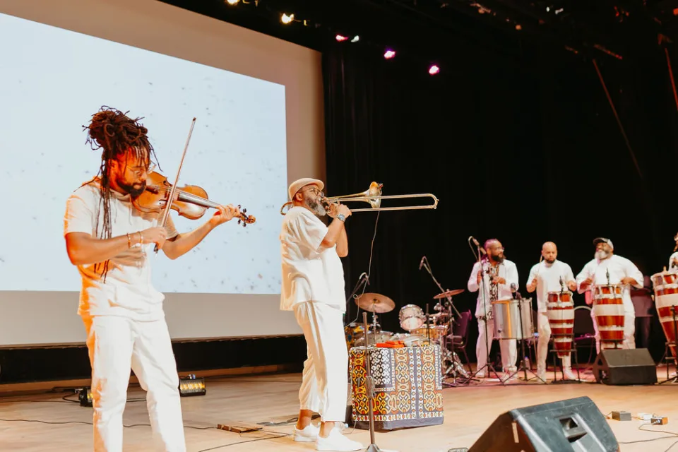 sesc rio recebe show de allan abbadia inspirado em pixinguinha e moaci