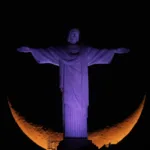video mostra a lua formando um sorriso ao lado do cristo redentor
