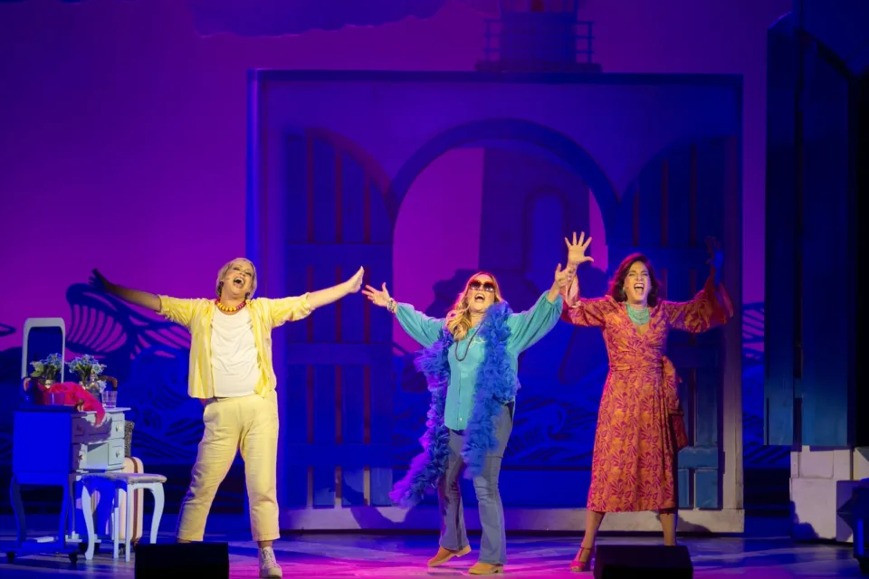 Elenco do musical Mamma Mia!, em cartaz no Teatro Riachuelo Rio, no Centro do Rio de Janeiro
