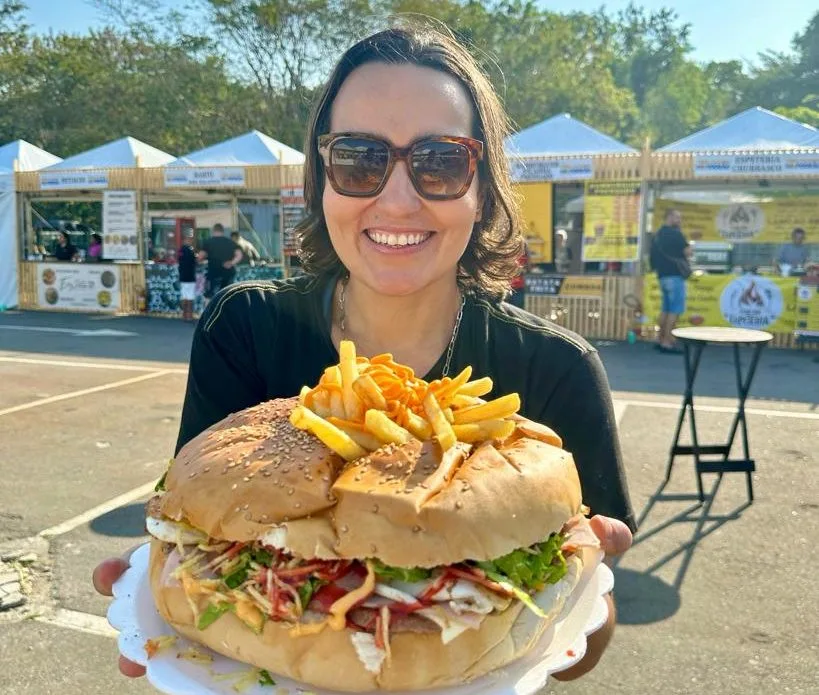 Lanches de grande porte servidos na Feira Nacional do Podrão, no Carioca Shopping, na Vila da Penha