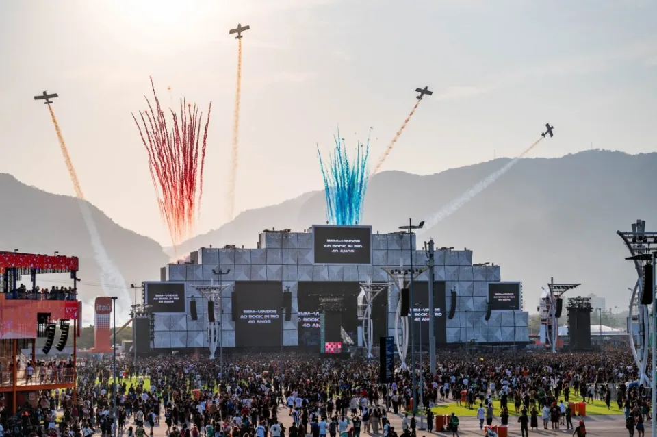 Público lotado diante do Palco Mundo durante show do Rock in Rio, na Cidade do Rock, na Barra da Tijuca