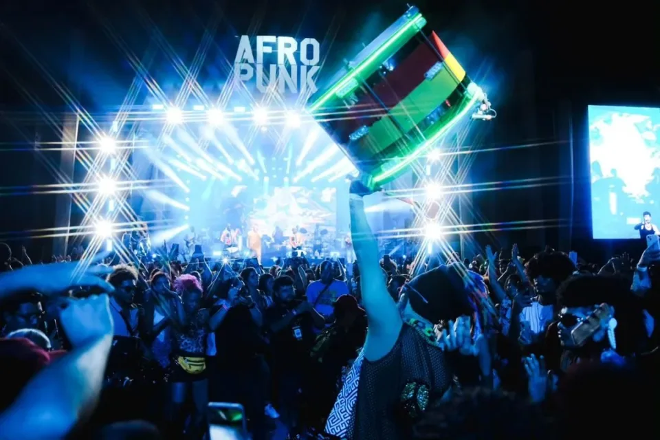 Apresentação musical em palco do festival AFROPUNK Brasil