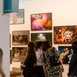 Visitantes observam obras expostas em galeria durante edição da feira de arte ArtRio, na Marina da Glória, no Rio de Janeiro
