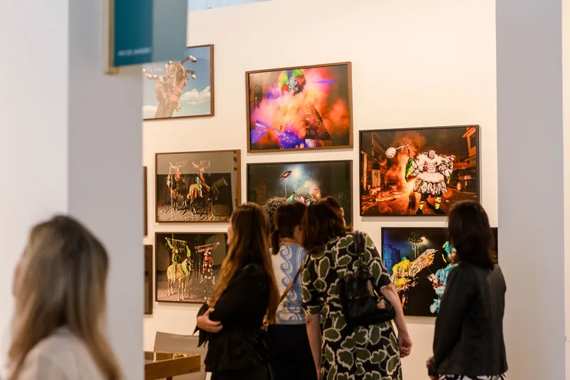 Visitantes observam obras expostas em galeria durante edição da feira de arte ArtRio, na Marina da Glória, no Rio de Janeiro