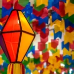 Bandeirinhas coloridas de festa junina, símbolo da cultura nordestina celebrada em evento no Rio de Janeiro