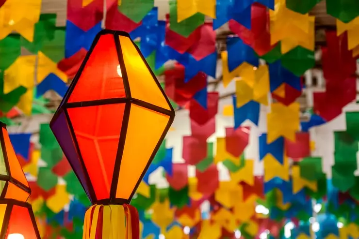 Bandeirinhas coloridas de festa junina, símbolo da cultura nordestina celebrada em evento no Rio de Janeiro