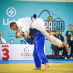 Judocas em disputa sobre o tatame durante a Copa Rio Internacional de Judô, competição que passa a ser realizada no Anfiteatro do Riocentro