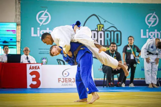 Judocas em disputa sobre o tatame durante a Copa Rio Internacional de Judô, competição que passa a ser realizada no Anfiteatro do Riocentro