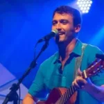 O músico Danilo Cutrim, vocalista das bandas Forfun e Braza, em apresentação solo