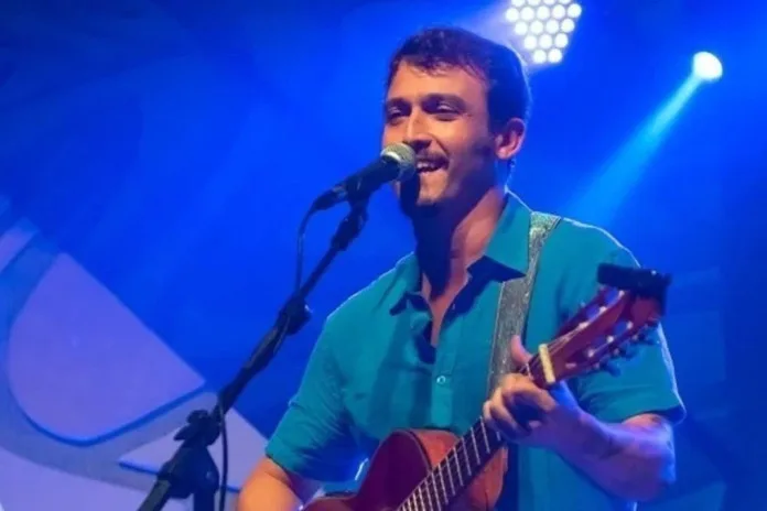 O músico Danilo Cutrim, vocalista das bandas Forfun e Braza, em apresentação solo