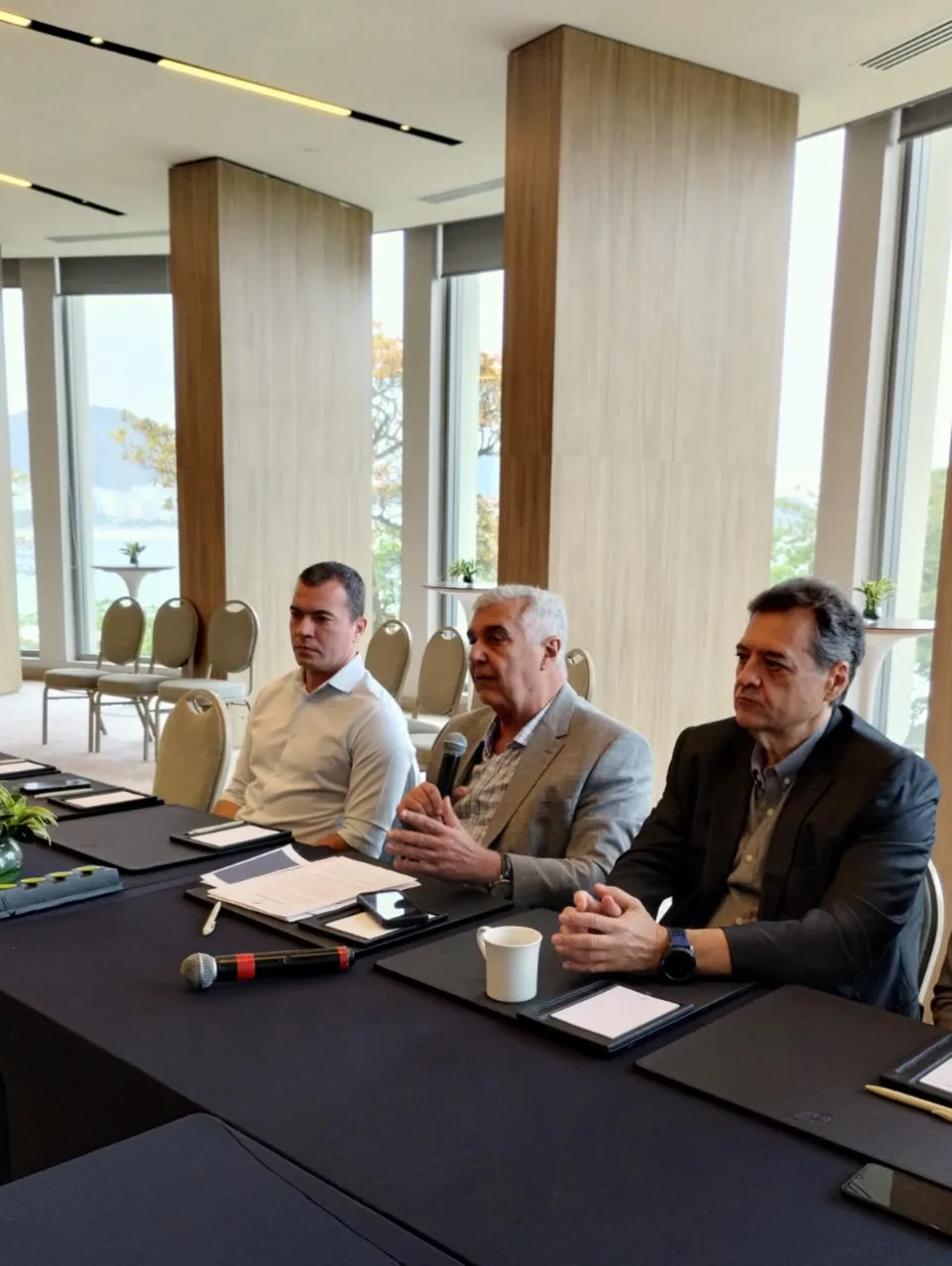 Reuniao de diretoria do HoteisRIO no Fairmont Rio de Janeiro Copacabana debate mercado de trabalho e Convencao Coletiva