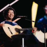 Djavan durante show da turnê "Djavanear 50 anos – Só sucessos" no Rio de Janeiro