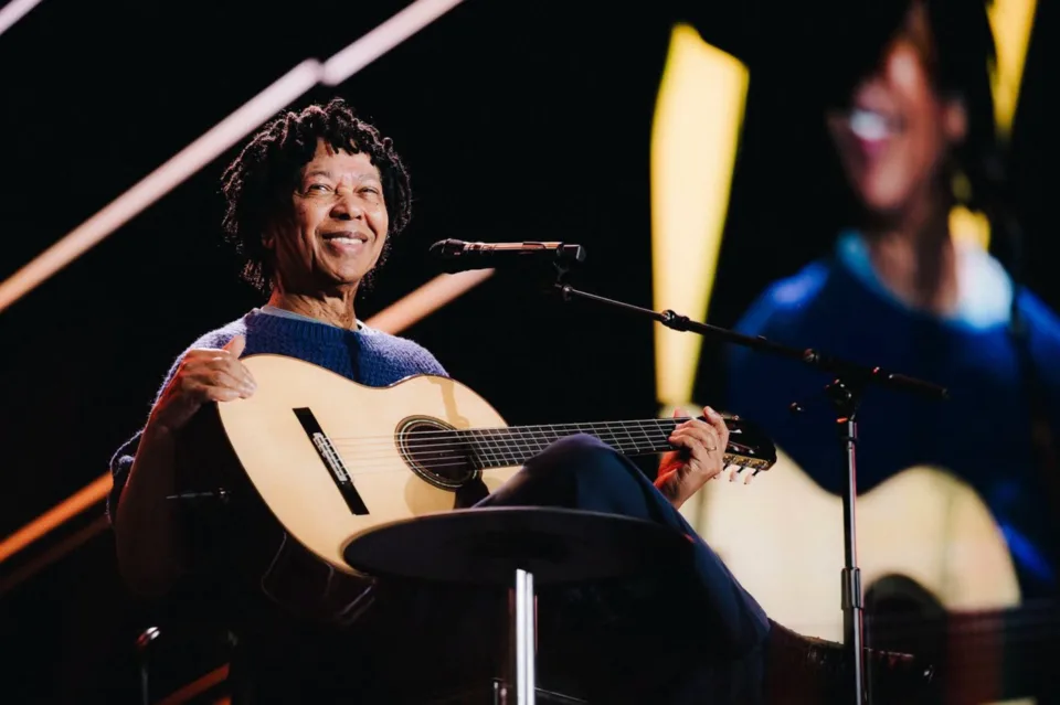 Djavan durante show da turnê "Djavanear 50 anos – Só sucessos" no Rio de Janeiro