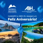 Arte do HotéisRIO e da ABIH-RJ desejando feliz aniversário aos associados, com balões azuis e fotos de paisagens do Rio de Janeiro