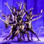 Bailarinos da Giro8 Cia de Dança em apresentação do Festival Dança em Trânsito, no Rio de Janeiro