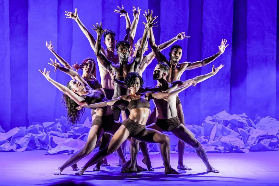 Bailarinos da Giro8 Cia de Dança em apresentação do Festival Dança em Trânsito, no Rio de Janeiro