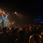 Público em show ao ar livre durante edição do Festival de Inverno do Rio de Janeiro, no Espaço Rio 40 Graus, em Pilares