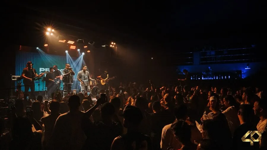 Público em show ao ar livre durante edição do Festival de Inverno do Rio de Janeiro, no Espaço Rio 40 Graus, em Pilares
