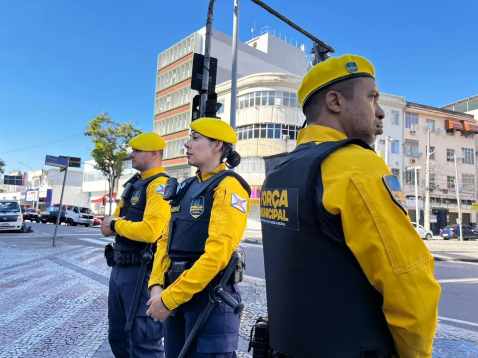 Agentes da Força Municipal, divisão de elite da Guarda Municipal do Rio de Janeiro, em patrulhamento a pé em área de grande circulação