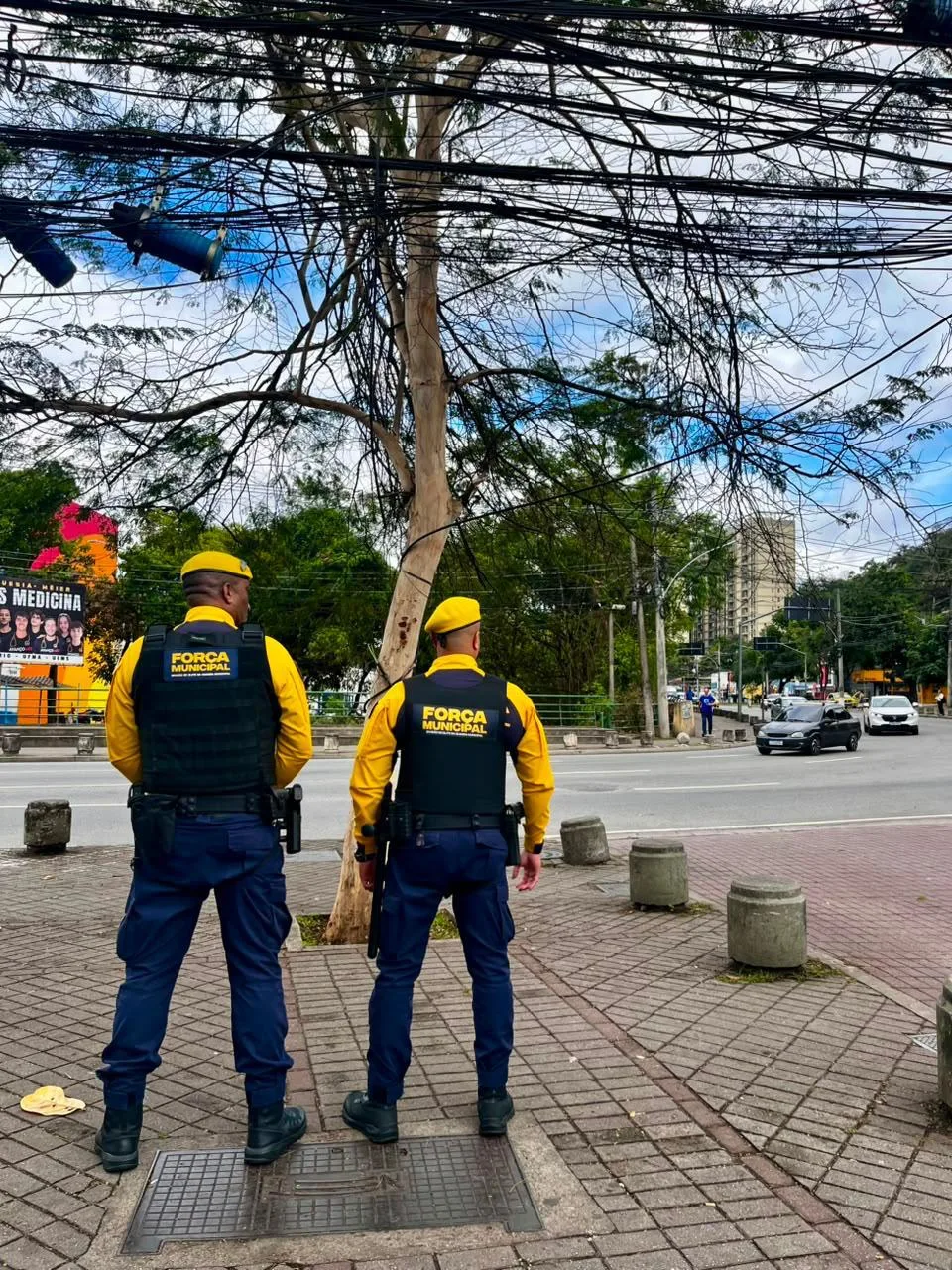 Dupla de agentes da Força Municipal da Guarda Municipal do Rio de Janeiro em ponto de patrulhamento