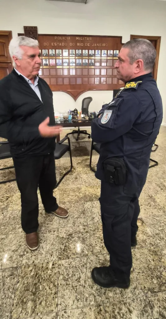 Segurança e Turismo de mãos dadas 10 Alfredo Lopes, presidente do HotéisRIO, conversa com o coronel Sylvio Guerra, comandante-geral da Polícia Militar do Estado do Rio de Janeiro, no gabinete da PMERJ